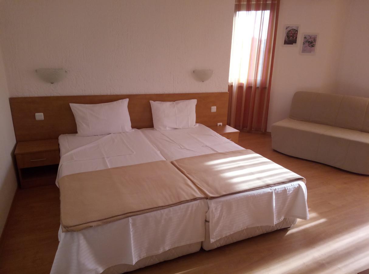 Family Hotel Bellehouse Черноморец Екстериор снимка